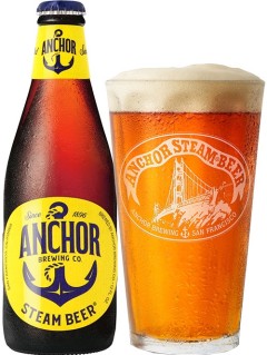 amerikanisches Bier Anchor Steam Beer in der 0,35 l Bierflasche mit vollem Bierglas