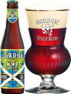 belgisches Bier Gordon Scotch Ale in der 33 cl Bierflasche mit vollem Bierglas