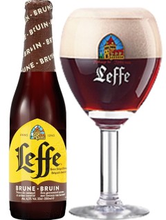 belgisches Bier Leffe Brune in der 0,33 l Bierflasche mit vollem Bierglas