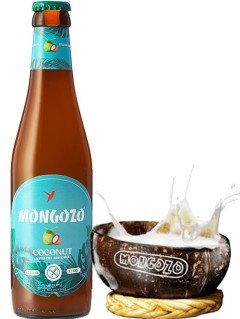 afrikanisches Bier Mongozo Coconut in der 0,33 l Bierflasche mit vollem Bierglas