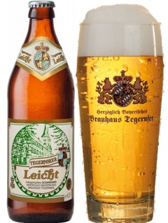 deutsches Bier Tegernseer Leicht in der 0,5 l Bierflasche mit vollem Bierglas