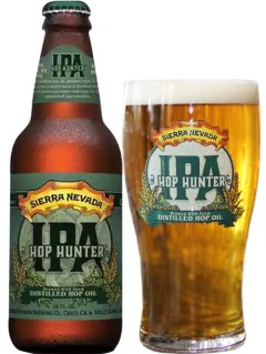 amerikanisches Bier Sierra Nevada Hop Hunter IPA in der 35 cl Bierflasche mit vollem Bierglas