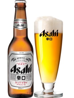 japanisches Bier Asahi Beer in der 0,33 l Bierflasche mit vollem Bierglas