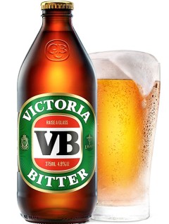 australisches Bier Victoria Bitter in der 37,5 cl Bierflasche mit gefülltem Bierglas