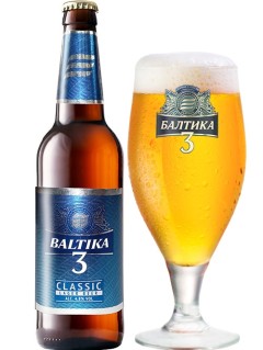 russisches Bier Baltika 3 in der 0,5 l Bierflasche mit vollem Bierglas
