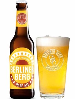 deutsches Bier und Craft Beer Berliner Berg Pale Ale in der 0,33 l Bierflasche mit vollem Bierglas
