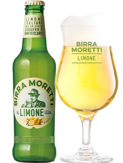 italienisches Bier Birra Moretti Limone in der 0,33 l Bierflasche mit vollem Bierglas