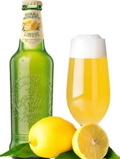 italienisches Bier Birra Moretti Limone in der 33 cl Bierflasche mit vollem Bierglas