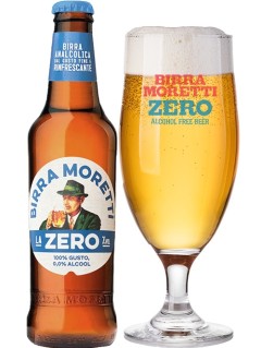 italienisches Bier Moretti Zero in der 0,33 l Bierflasche mit vollem Bierglas
