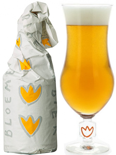 belgisches Bier Bloemenbier in der 33cl Bierflasche in bedruckte Flaschenseide gehüllt mit gefülltem Bierglas