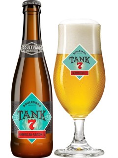 amerikanisches Bier Boulevard Tank 7 in der 33 cl Bierflasche mit vollem Bierglas