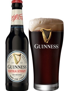 irisches Bier Guinness Extra Stout in der 0,33 l Bierflasche mit vollem Bierglas