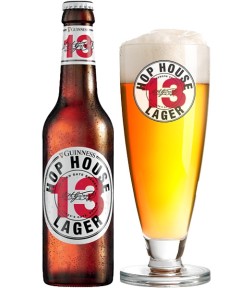 irisches Bier Guinness Hop House 13 Lager in der 0,33 l Bierflasche mit vollem Bierglas