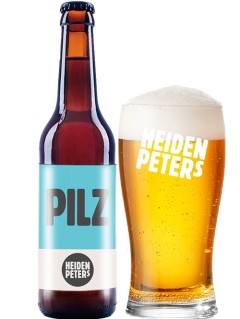 deutsches Bier Heidenpeters Pilz in der 0,33 l Bierflasche mit vollem Bierglas