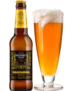 deutsches Bier Himburgs Braukunst Keller Mandarina India Pale Ale in der 33 cl Bierflasche mit vollem Bierglas