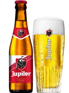 belgisches Bier Jupiler in der 0,33l Bierflasche mit gefülltem Bierglas