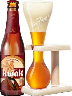 belgisches Bier Kwak in der 0,33 l Bierflasche mit vollem Bierglas als Kutscherglas