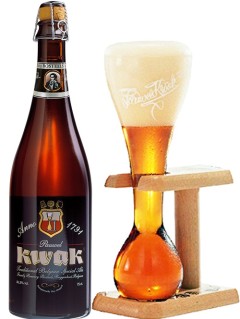 belgisches Bier Kwak in der 75 cl Bierflasche mit vollem Kutscher Bierglas in Holzhalterung