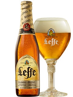 belgisches Bier Leffe Blond in der 33 cl Bierflasche mit gefülltem Bierglas