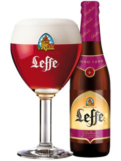 belgisches Bier Leffe Radieuse in der 0,33l Bierflasche mit gefülltem Bierglas
