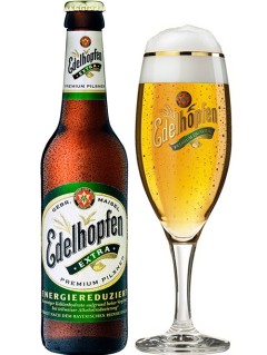 deutsches Bier Maisels Edelhopfen Extra in der 33 cl Bierflasche mit gefülltem Bierglas