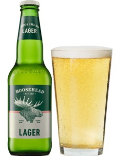 kanadisches Bier Moosehead Lager in der 0,35 l Bierflasche mit vollem Bierglas