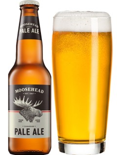 kanadisches Bier Moosehead Pale Ale in der 0,35 l Bierflasche mit vollem Bierglas