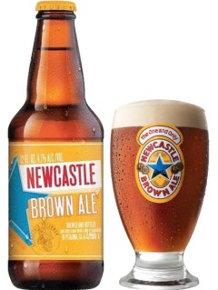 englisches Bier Newcastle Brown Ale Bierglas + Bierflasche