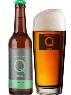 deutsches Bier Q-Bier koscheres Pale Ale in der 0,33 l Bierflasche mit vollem Bierglas
