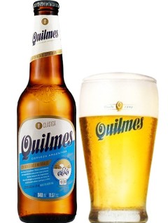 argentinisches Bier Quilmes in der 0,33 l Bierflasche mit vollem Bierglas