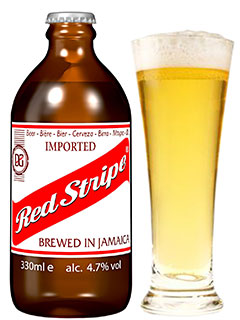 jamaikanisches Bier Red Stripe Lager in der 0,33l Bierflasche mit vollem Bierglas