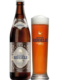 deutsches Bier Riegele Kellerbier in der 0,5 l Bierflasche mit vollem Bierglas