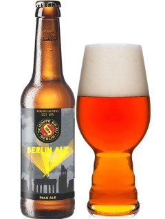 deutsches Bier Schoppe Braeu Berlin Ale in der 33 cl Bierflasche mit vollem Bierglas