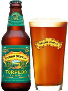 amerikanisches Bier Sierra Nevada Torpedo Extra IPA in der 35 cl Bierflasche mit vollem Bierglas