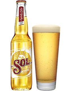 mexikanisches Bier Sol in der 33 cl Bierflasche mit gefülltem Bierglas