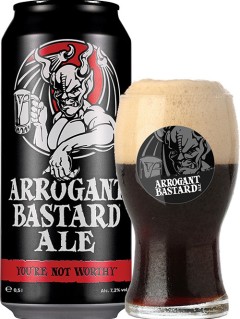 amerikanisches Bier Stone Arrogant Bastard in der 50 cl Bierdose mit vollem Bierglas