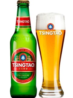 chinesisches Bier Tsingtao in der 33 cl Bierflasche mit vollem Bierglas