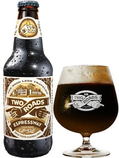 amerikanisches Bier Two Roads Espressway Coffee Stout in der 35,5 cl Bierflasche mit vollem Bierglas