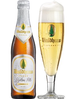 deutsches Bier Waldhaus Diplom Pils in der 33 cl Bierflasche mit vollem Bierglas