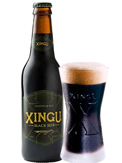 brasilianisches Bier Xingu Black Beer in der 33 cl Bierflasche mit gefülltem Bierglas
