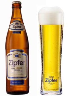 österreichisches Bier Zipfel Ein Glas Heller Freude in der 0,5l Bierflasche mit gefülltem Bierglas